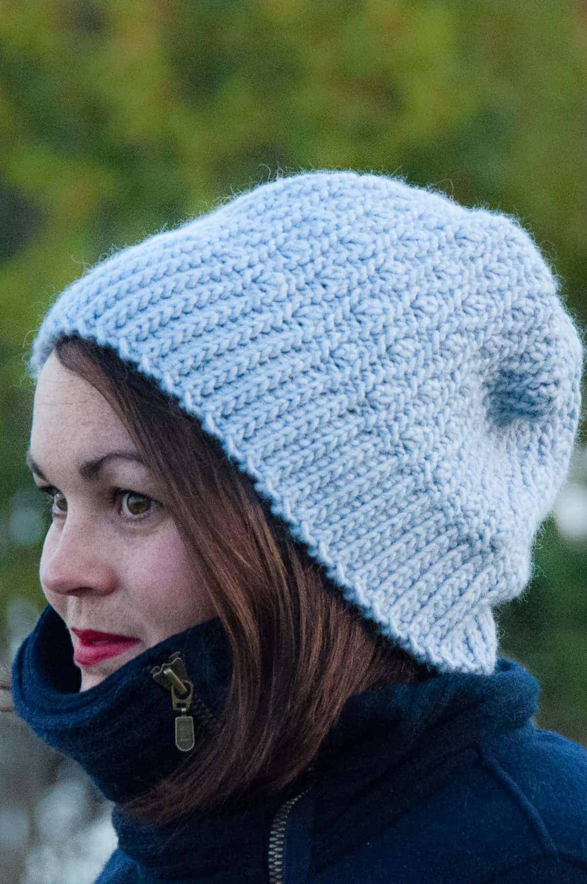 crochet løv slouchy beanie free crochet pattern, crochet hat modeled
