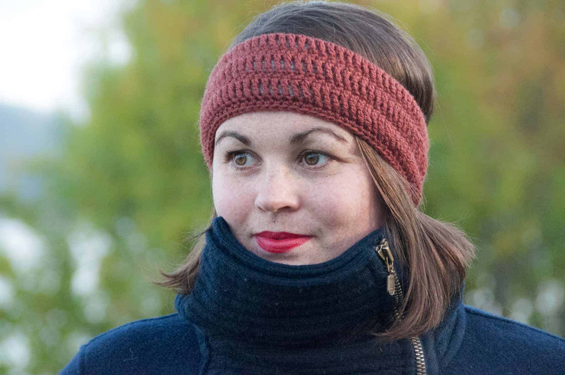 crochet bruma headband, free crochet pattern, rust colored headband modeled, easy crochet pattern