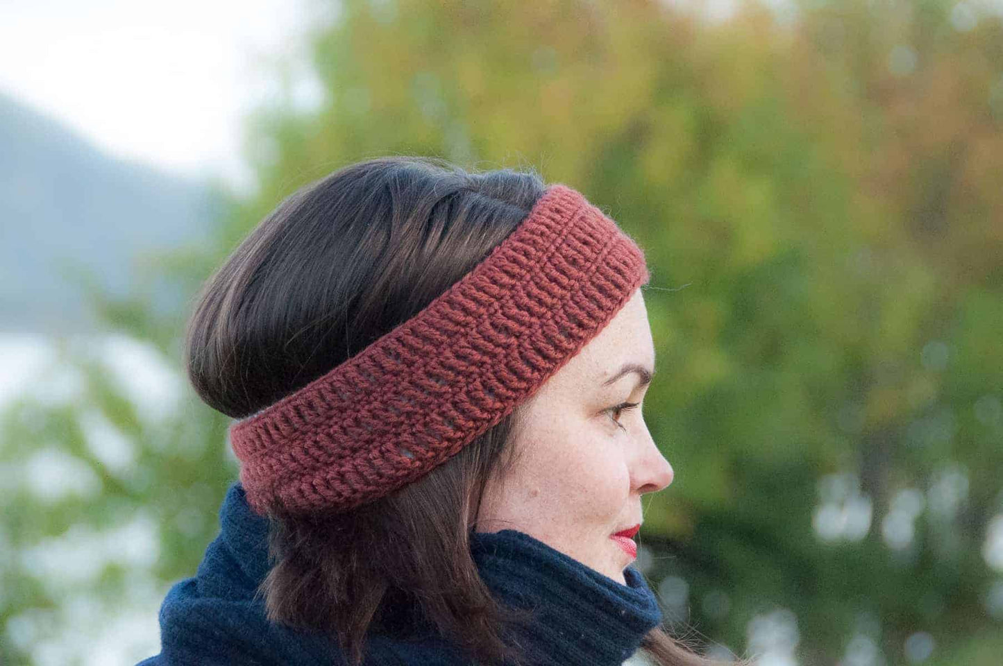 crochet bruma headband, free crochet pattern, rust colored headband modeled, easy crochet pattern