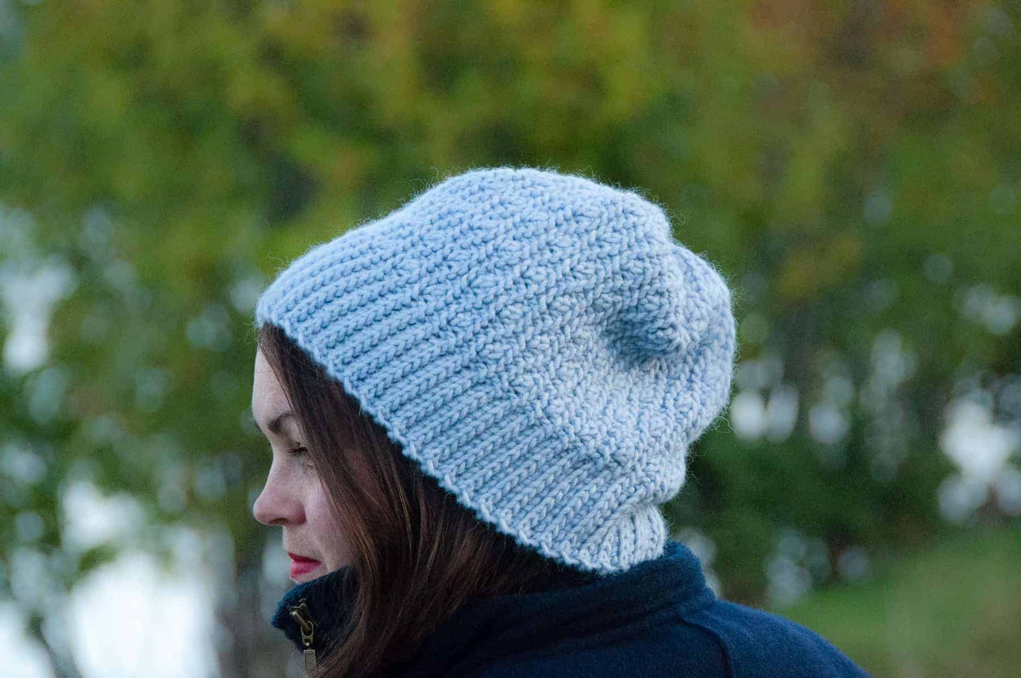 crochet løv slouchy beanie free crochet pattern, crochet hat modeled